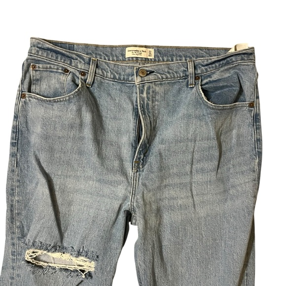 Abercrombie & Fitch Relaxed 90s Straight Ultra High-Rise Ripped Jeans Sz 16/33 - Picture 2 of 5